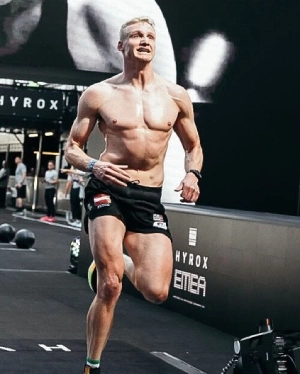 René Groinig, Hyrox-Athlet, nutzt PANACEO SPORT PURE für Training, Ernährung und Regeneration