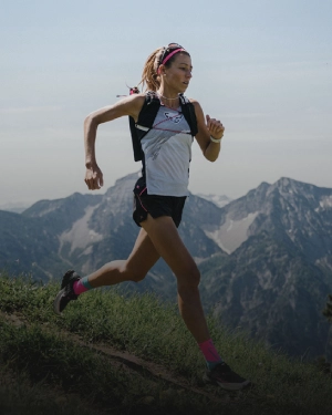 Rosanna Buchauer, Trailrunnerin, empfiehlt PANACEO SPORT PURE für Darmgesundheit und Ausdauer