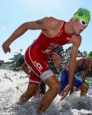 Jonas Hauser, Triathlet, nutzt PANACEO SPORT PURE für Ausdauertraining und Regeneration